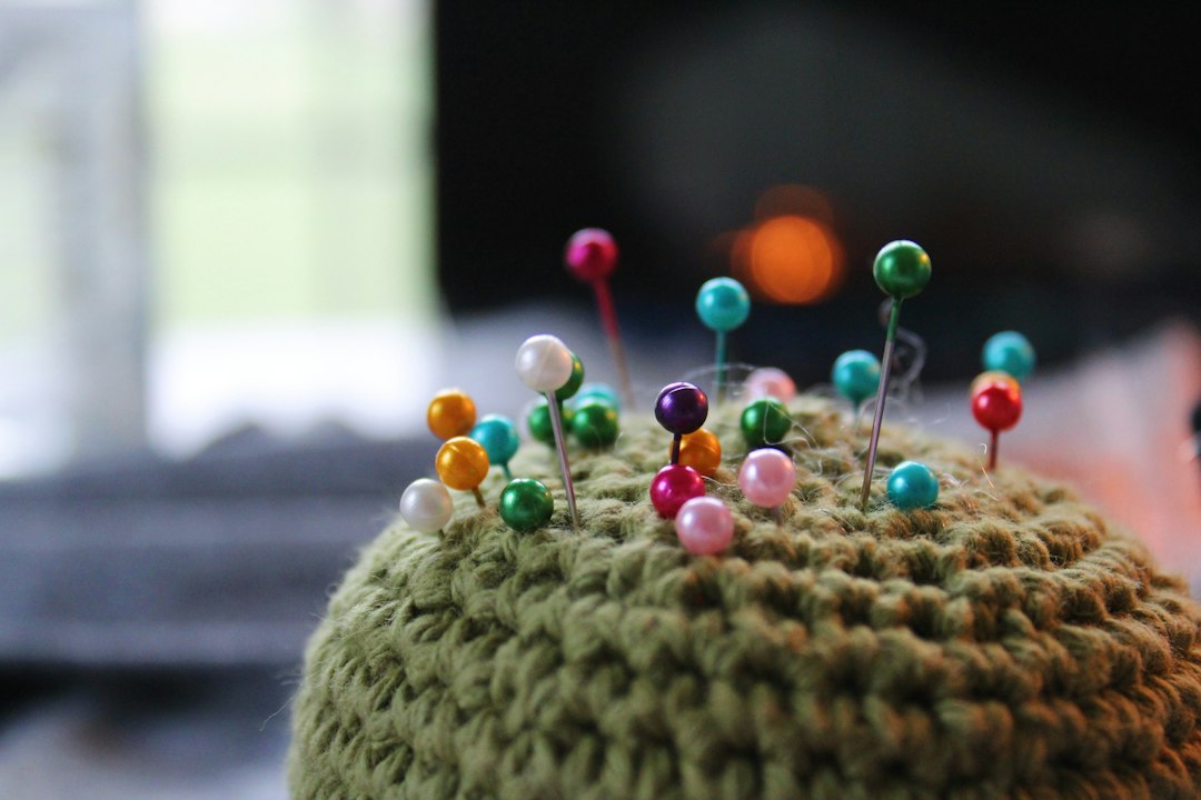 أيدي حرفية تعمل على قطعة كروشيه في Karma Crochet